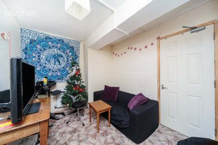 4 bedroom semi-detached house to rent - Photo 4