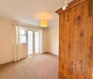 St Georges Road, Badshot Lea, Farnham, GU9 - Photo 2