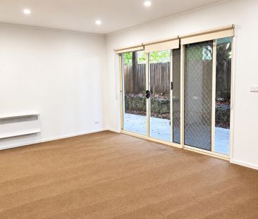 Spacious Ground-Floor Apartment with Private Courtyard - Photo 2
