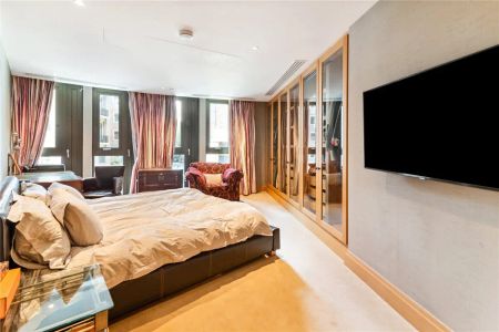 3 bedroom flat in London - Photo 2