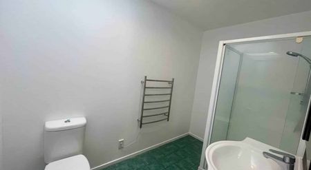 Sunny & Spacious 4-Bedroom Home with Outdoor E... - Photo 4