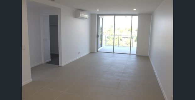 A STONES THROW TO SOUTHPORT CBD. - Photo 1