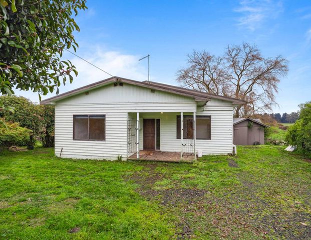 Five Bedroom Family Home on acreage - Photo 1