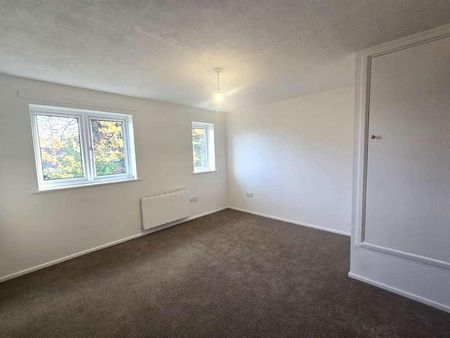 Chiltern Avenue, Farnborough, GU14 - Photo 5