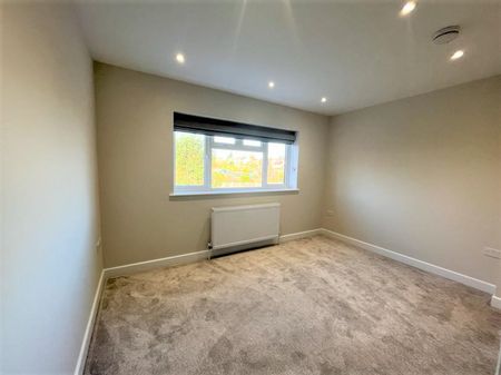 4 bedroom end of terrace house to rent - Photo 3