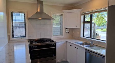 4-Bedroom Home in Central Cambridge – Walk to Town! - Photo 3