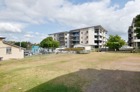 :: COSY TWO BEDROOM COTTAGE IN GLADSTONE CBD - Photo 3