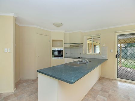 Spacious Family Home in Quite Court - Photo 2