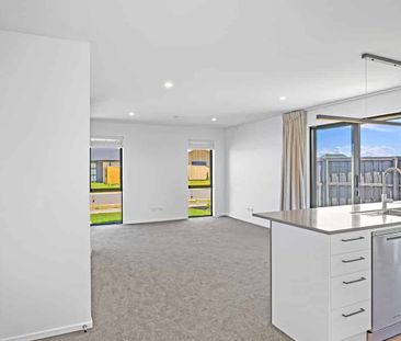 Fresh Two Bedroom Home! - Photo 2