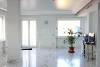 Aventino-S.Saba: Brand new 3 Bedroom, 3 bath, spacious triple living-dining room, modern kitchen, large balconies. Air conditioning, alarm, lots of natural light, located on quiet tree lined street walking distance to all services, metro, FAO. Ref 2057