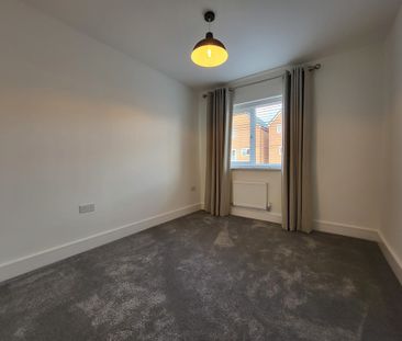 3 bedroom semi-detached to let - Photo 3