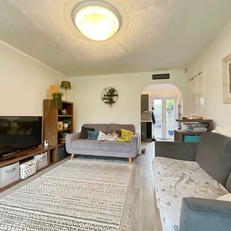 3 bedroom Semi-Detached House to let - Photo 1