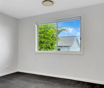 VIBRANT TOWNHOUSE ON THE CUSP OF THE CITY - Photo 3