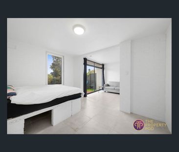 Semi furnished Apartment Living in East Perth! - Photo 5