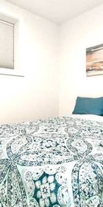 Fully Furnished 2 Bed,1 Bath suite - Photo 4