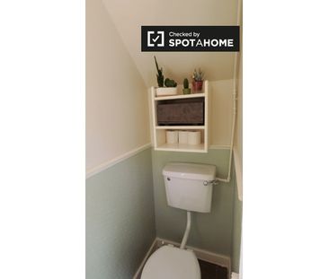 Room for rent in 2-bedroom house in Ballygall, Dublin - Photo 6