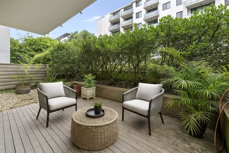 Spacious one bedroom ground floor garden apartment - Photo 2