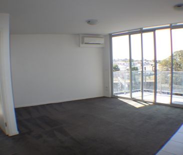 BRIGHT AND BIGGEST 1 BEDROOM IN FOOTSCRAY - Photo 2