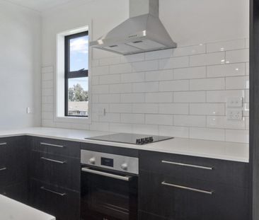 Stylish Townhouse - Photo 6