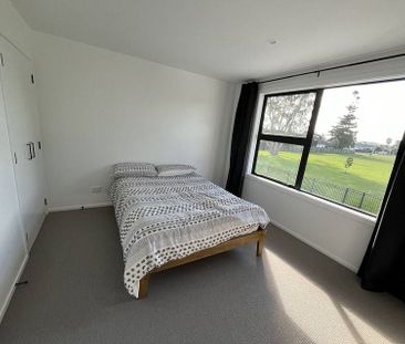 Room for rent in modern 4BR Townhouse in Te Atatu! - Photo 3