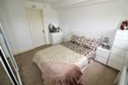 Comer Crescent, Southall - Photo 4