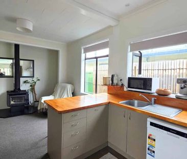 Summer Ready! Spacious Family Home with Pool and Double Garage - Photo 4