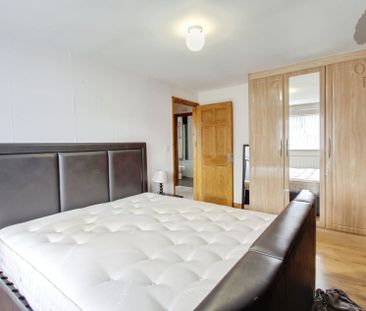 3 bed terraced house to rent in Farm Crescent, Slough, SL2 - Photo 3