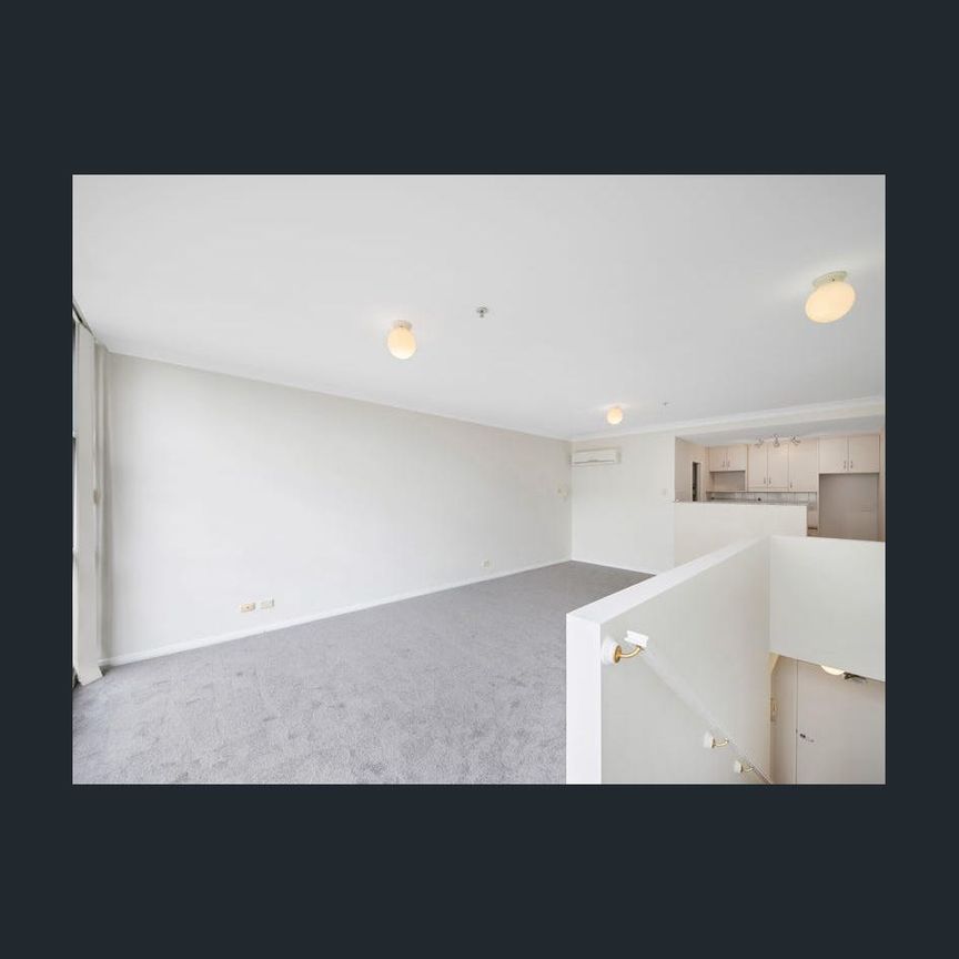 Spacious Top Floor Split Level Apartment With District Views - Photo 1