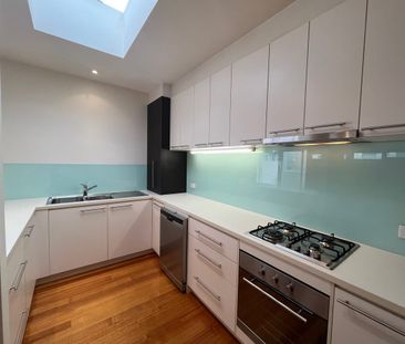 Stylish Three-Level Townhouse in Prime East Melbourne Location - Photo 4