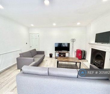 4 bedroom detached house to rent - Photo 2