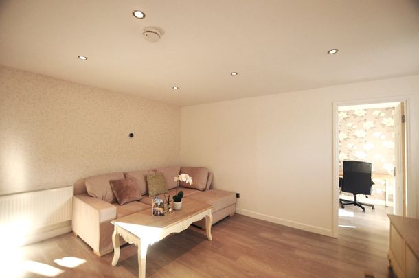3 Bed Flat, Bowes Lyon Hall, E16 - Photo 1