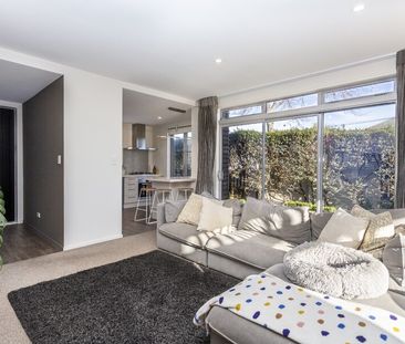 Executive three bedroom townhouse in a great area! - Photo 1