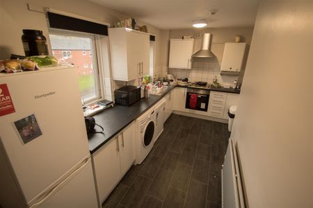Westfield Court, Westfield Road, Hyde Park, LS3 1DL, Leeds - Photo 5