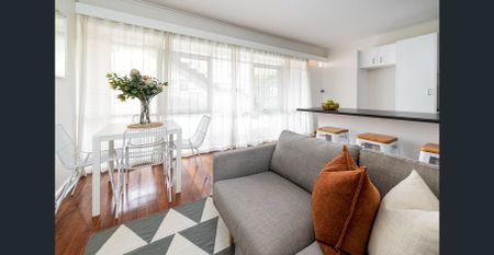 LIGHT AND BRIGHT ONE BEDROOM APARTMENT ON GROUND FLOOR! - Photo 2