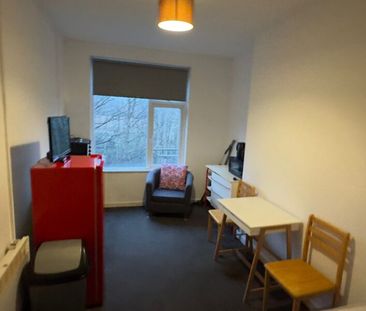 Flat C, Conference Road, Armley, Leeds, LS12 3DX - Photo 6