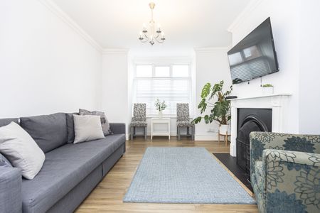 3 bed terraced house to rent in St Mary's Road, Poole, BH15 - Photo 2