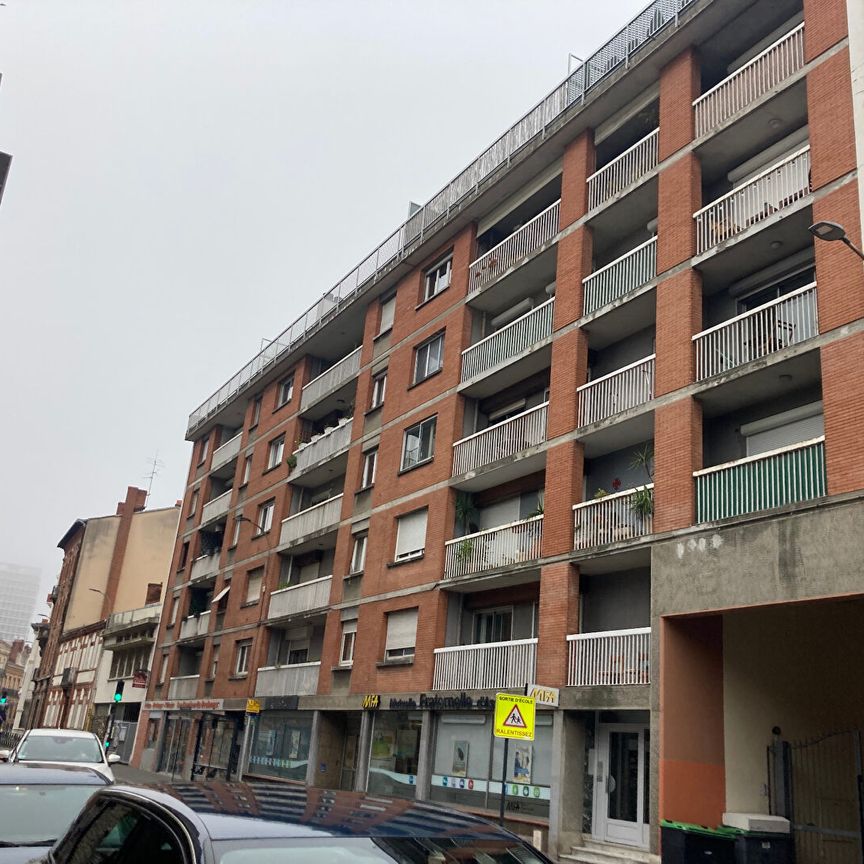 T2 Jeanne-d'Arc avec balcon et garage, vue dégagée et ascenseur - Photo 1