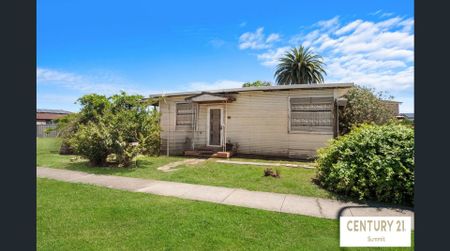 Original 3 Bedroom Home on Large Block - Photo 4