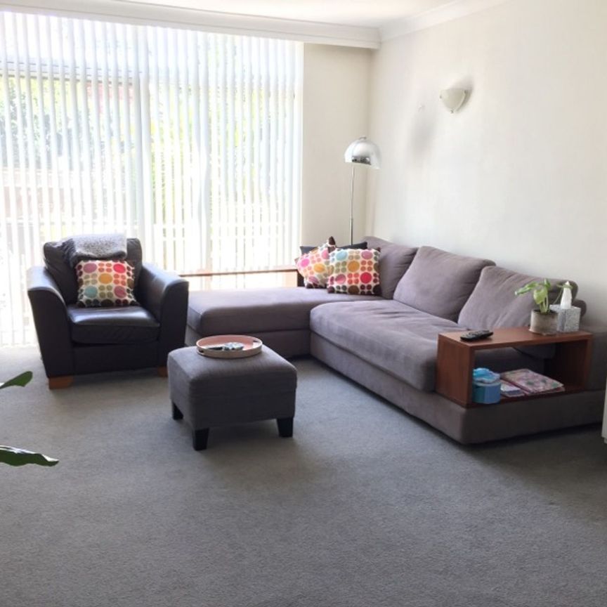 QUIET, 2 BEDROOM, 2 STOREY TOWNHOUSE WITH DOUBLE LOCK-UP GARAGE ! - Photo 1