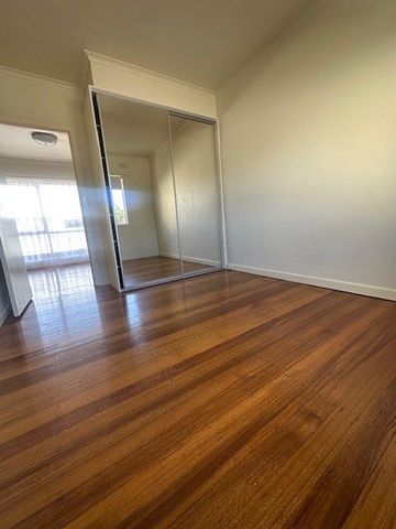 Gorgeous Gardenvale - Photo 3