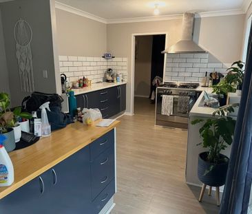 3 BEDROOM FAMILY HOME - Photo 2