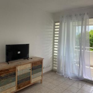 Location Appartement 1 pièce Meublé 19m² LES ABYMES 97139 - Photo 2