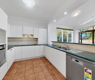 BOUTIQUE FAMILY HOME LOCATED IN A QUIET STREET - Photo 4