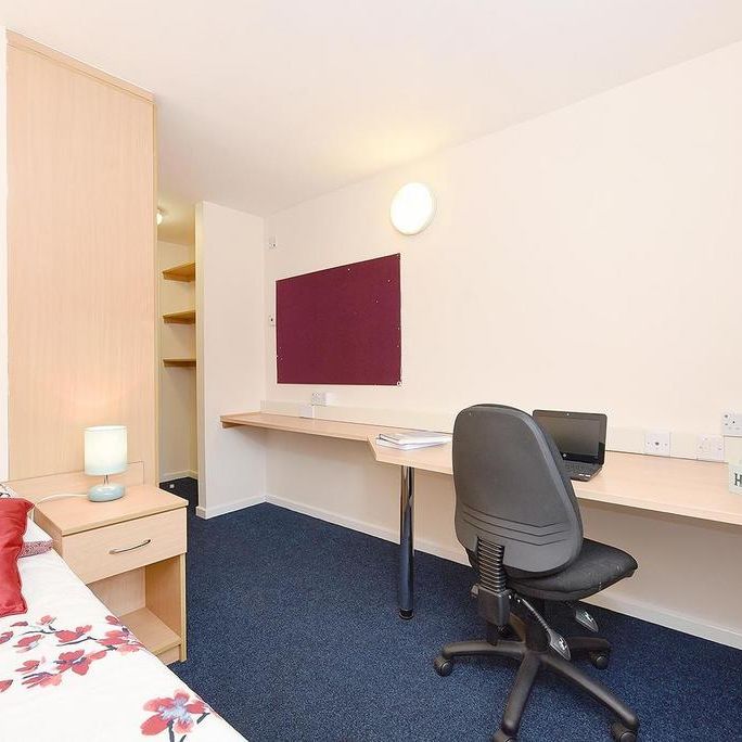 1 bedroom in a flat share to rent - Photo 1