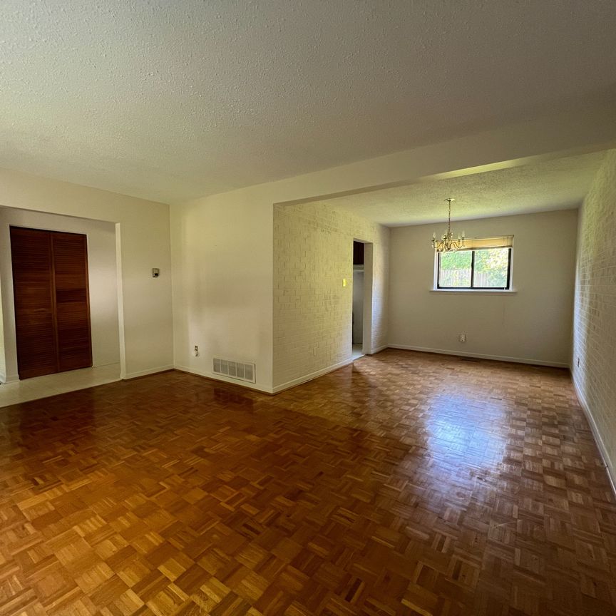 For Lease - 32 Penwick Crescent, Richmond Hill, Ontario - Photo 1