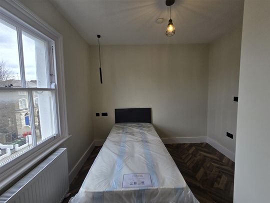 St. Stephens Avenue, London W12 - Photo 1