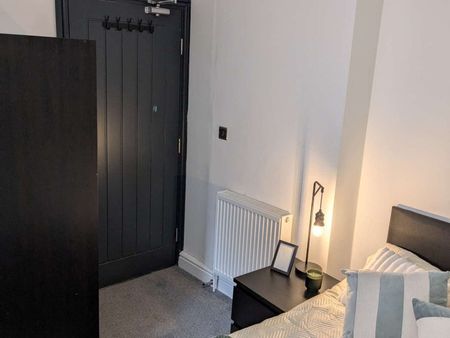 Town centre shared house! Room 7 - Photo 4