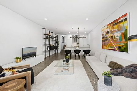 Tastefully renovated 4-bedroom RozelleTerrace - Photo 3