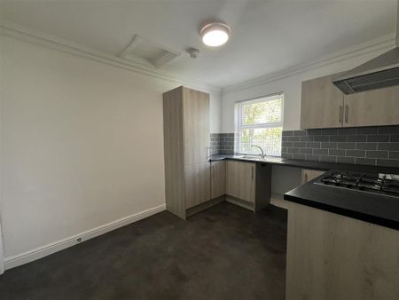 2 bedroom end of terrace house to rent - Photo 3