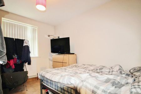 3 bedroom flat to rent - Photo 2